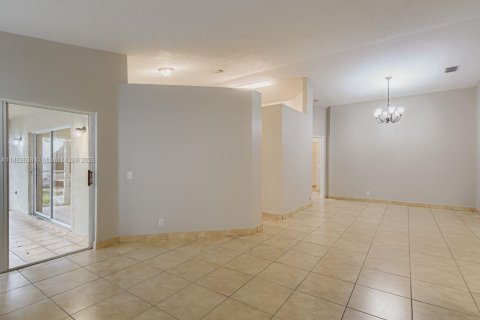 House in Miramar, Florida 3 bedrooms, 163.51 sq.m. № 1930310 - photo 5