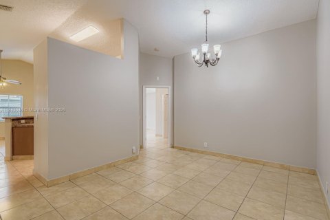 House in Miramar, Florida 3 bedrooms, 163.51 sq.m. № 1930310 - photo 6