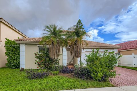 House in Miramar, Florida 3 bedrooms, 163.51 sq.m. № 1930310 - photo 2