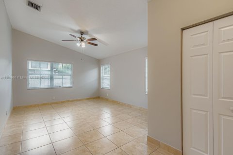 House in Miramar, Florida 3 bedrooms, 163.51 sq.m. № 1930310 - photo 14