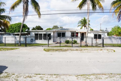 Casa en venta en Miami, Florida, 4 dormitorios, 159.61 m2 № 2076945 - foto 1