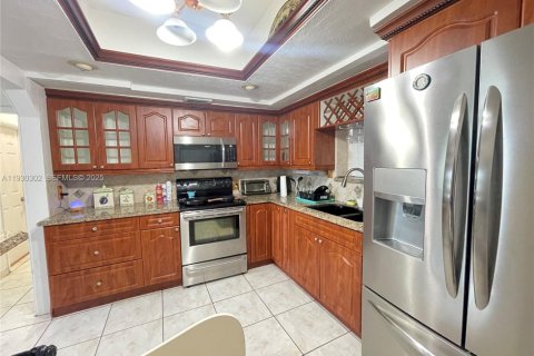 Casa en venta en Miami, Florida, 4 dormitorios, 159.61 m2 № 2076945 - foto 8