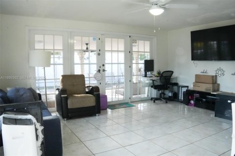 Casa en venta en Miami, Florida, 4 dormitorios, 159.61 m2 № 2076945 - foto 3