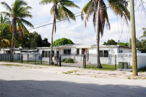 Casa en venta en Miami, Florida, 4 dormitorios, 159.61 m2 № 2076945 - foto 2