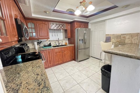 Casa en venta en Miami, Florida, 4 dormitorios, 159.61 m2 № 2076945 - foto 7