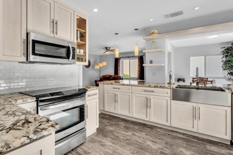 Casa en venta en Miami, Florida, 4 dormitorios № 2000061 - foto 10