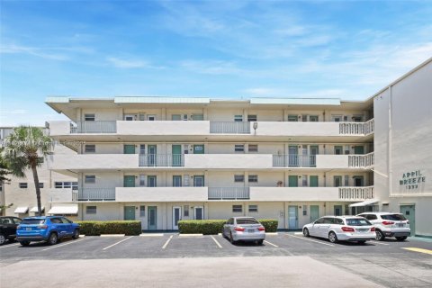 Condominio en venta en Hallandale Beach, Florida, 1 dormitorio, 68 m2 № 1802755 - foto 1