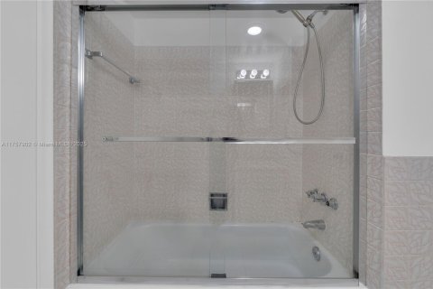 Купить кондоминиум в Халландейл-Бич, Флорида 1 спальня, 62.43м2, № 1860964 - фото 17