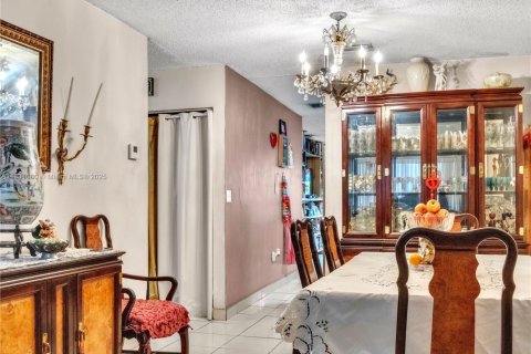House in Sweetwater, Florida 3 bedrooms, 108.97 sq.m. № 1807138 - photo 4