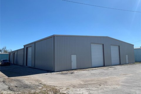 Propiedad comercial en alquiler en Plant City, Florida, 445.93 m2 № 1570701 - foto 1