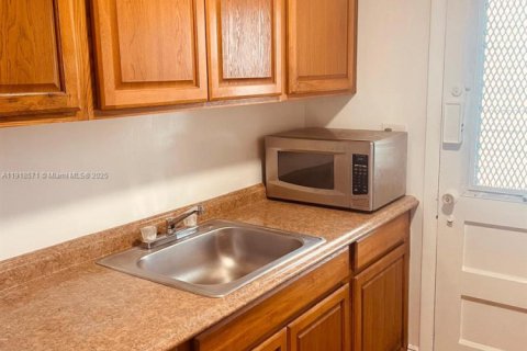 Condo in Miami, Florida, 1 bedroom  № 1974039 - photo 6