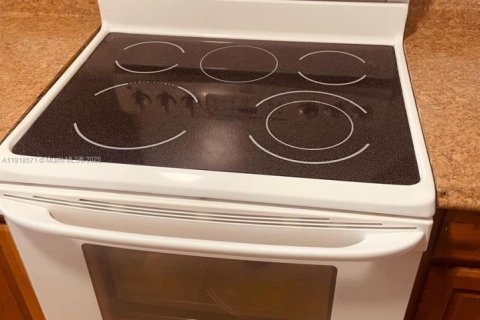 Condo in Miami, Florida, 1 bedroom  № 1974039 - photo 9