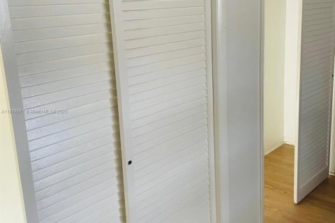 Condo in Miami, Florida, 1 bedroom  № 1974039 - photo 13