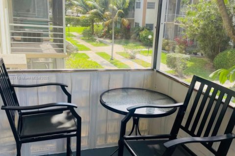 Condo in Miami, Florida, 1 bedroom  № 1974039 - photo 1