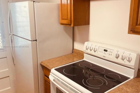 Condo in Miami, Florida, 1 bedroom  № 1974039 - photo 8