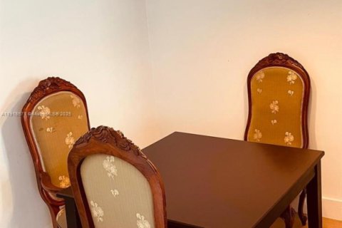 Condo in Miami, Florida, 1 bedroom  № 1974039 - photo 10