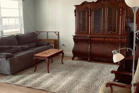 Condo in Miami, Florida, 1 bedroom  № 1974039 - photo 4