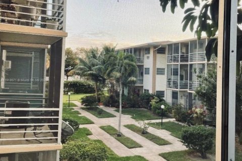 Condo in Miami, Florida, 1 bedroom  № 1974039 - photo 3