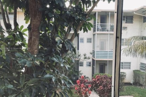 Condo in Miami, Florida, 1 bedroom  № 1974039 - photo 2