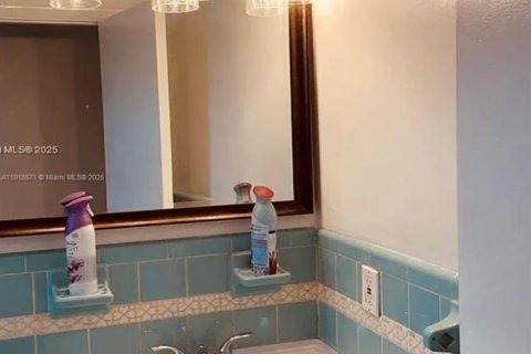 Condo in Miami, Florida, 1 bedroom  № 1974039 - photo 14