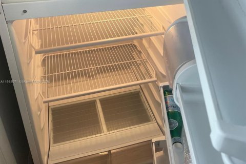 Condo in Miami, Florida, 1 bedroom  № 1974039 - photo 7