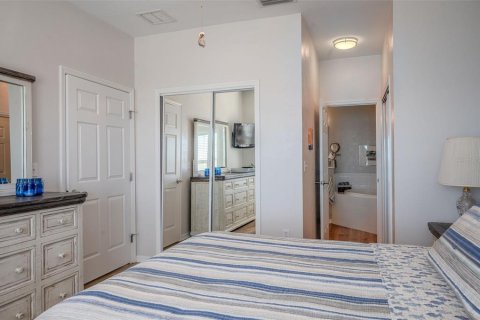 Condo in Horseshoe Beach, Florida, 2 bedrooms № 2099583 - photo 19