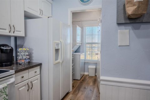 Condo in Horseshoe Beach, Florida, 2 bedrooms № 2099583 - photo 4