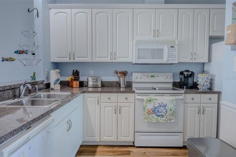 Condo in Horseshoe Beach, Florida, 2 bedrooms № 2099583 - photo 30