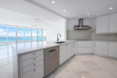 Снять в аренду кондоминиум в Майами, Флорида 2 спальни, 202.53м2, № 2036344 - фото 13