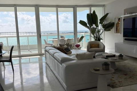 Кондоминиум с 2 спальнями в Майами, Флорида № 2036344