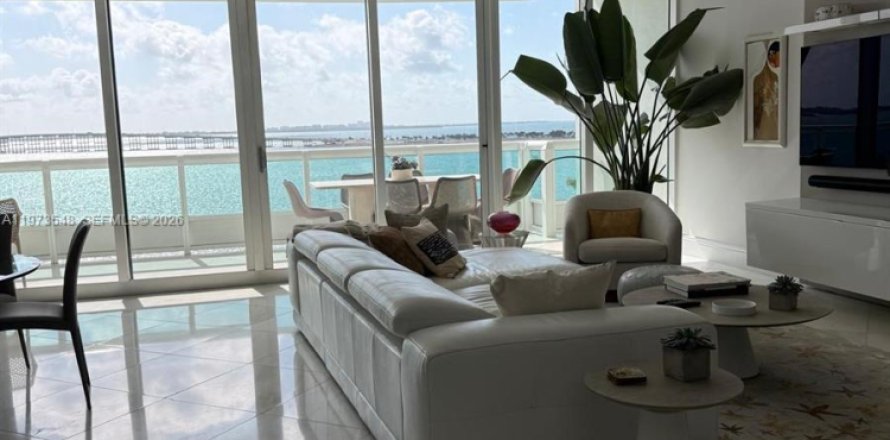 Кондоминиум с 2 спальнями в Майами, Флорида № 2036344