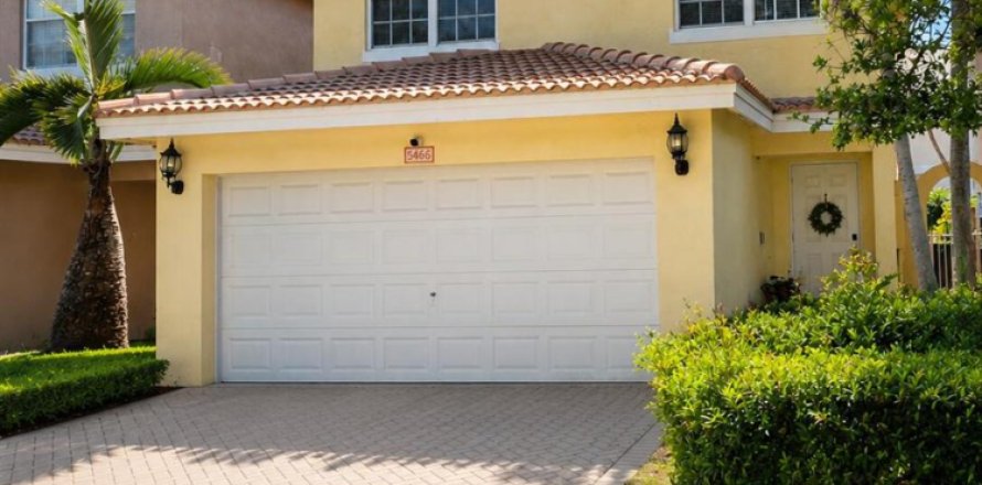 House in Sunrise, Florida 3 bedrooms, 168.62 sq.m. № 2084061