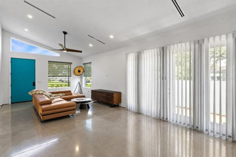 House in Saint Petersburg, Florida 4 bedrooms, 183.2 sq.m. № 2403651 - photo 10
