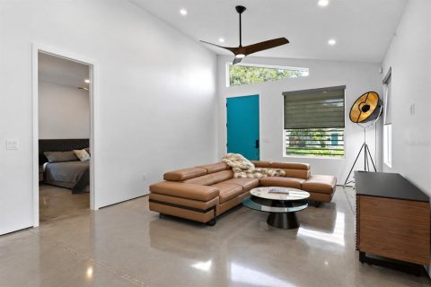 House in Saint Petersburg, Florida 4 bedrooms, 183.2 sq.m. № 2403651 - photo 12