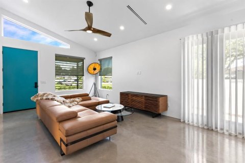 House in Saint Petersburg, Florida 4 bedrooms, 183.2 sq.m. № 2403651 - photo 11