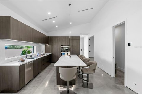 House in Saint Petersburg, Florida 4 bedrooms, 183.2 sq.m. № 2403651 - photo 3
