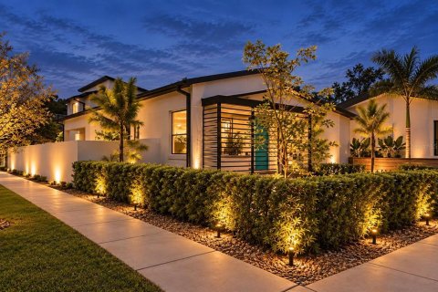 House in Saint Petersburg, Florida 4 bedrooms, 183.2 sq.m. № 2403651