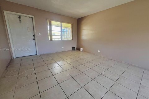 Condo in Hollywood, Florida, 2 bedrooms № 1965039 - photo 2