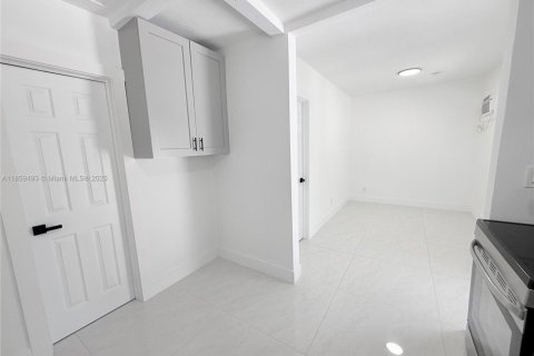 Casa en alquiler en Dania Beach, Florida, 1 dormitorio, 41.81 m2 № 1890011 - foto 2