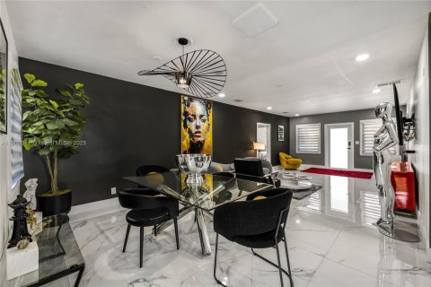 House in Miami, Florida 3 bedrooms, 134.06 sq.m. № 1952908 - photo 14