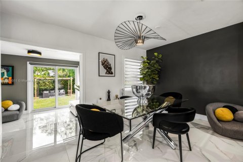 House in Miami, Florida 3 bedrooms, 134.06 sq.m. № 1952908 - photo 11