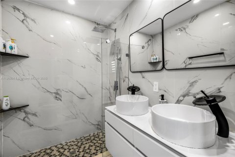 House in Miami, Florida 3 bedrooms, 134.06 sq.m. № 1952908 - photo 22