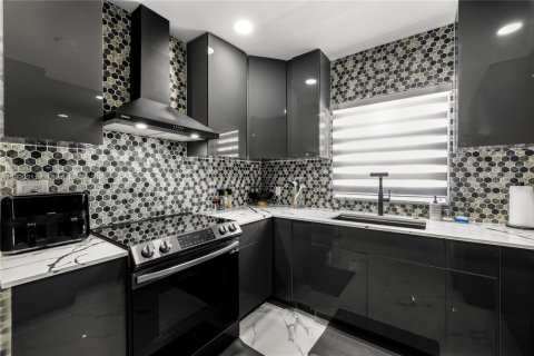 House in Miami, Florida 3 bedrooms, 134.06 sq.m. № 1952908 - photo 17