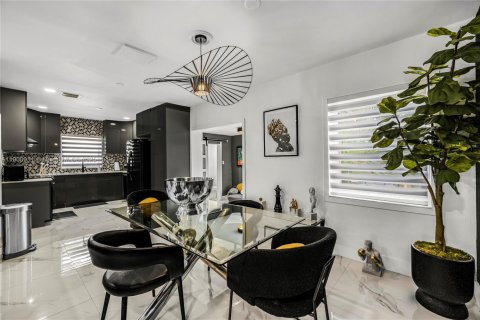 House in Miami, Florida 3 bedrooms, 134.06 sq.m. № 1952908 - photo 10
