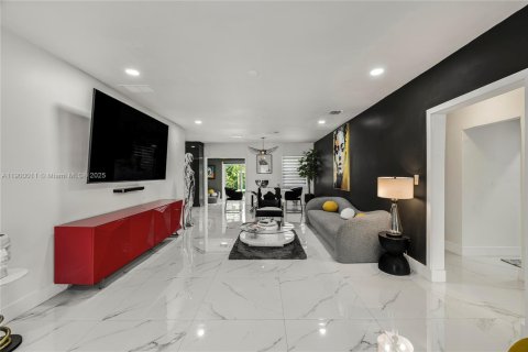House in Miami, Florida 3 bedrooms, 134.06 sq.m. № 1952908 - photo 5