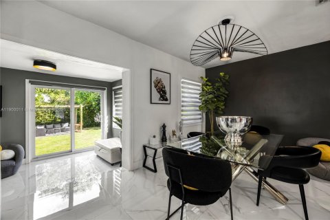 House in Miami, Florida 3 bedrooms, 134.06 sq.m. № 1952908 - photo 13