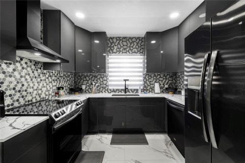 House in Miami, Florida 3 bedrooms, 134.06 sq.m. № 1952908 - photo 16