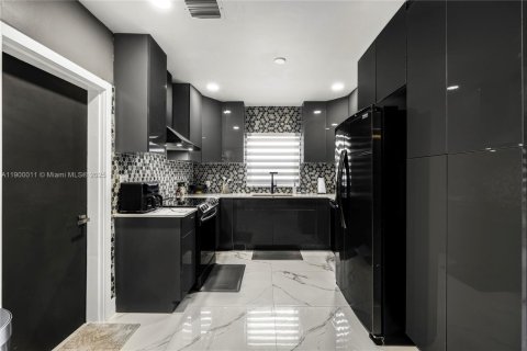 House in Miami, Florida 3 bedrooms, 134.06 sq.m. № 1952908 - photo 15