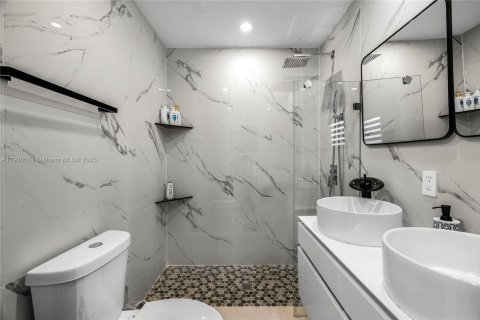 House in Miami, Florida 3 bedrooms, 134.06 sq.m. № 1952908 - photo 23