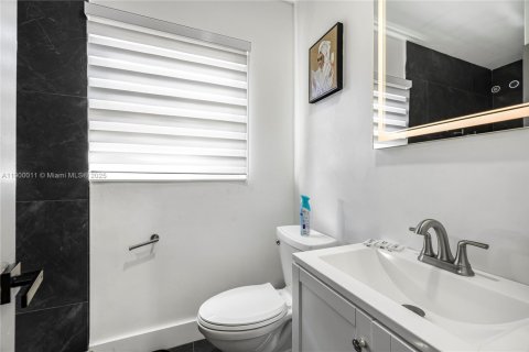 House in Miami, Florida 3 bedrooms, 134.06 sq.m. № 1952908 - photo 24